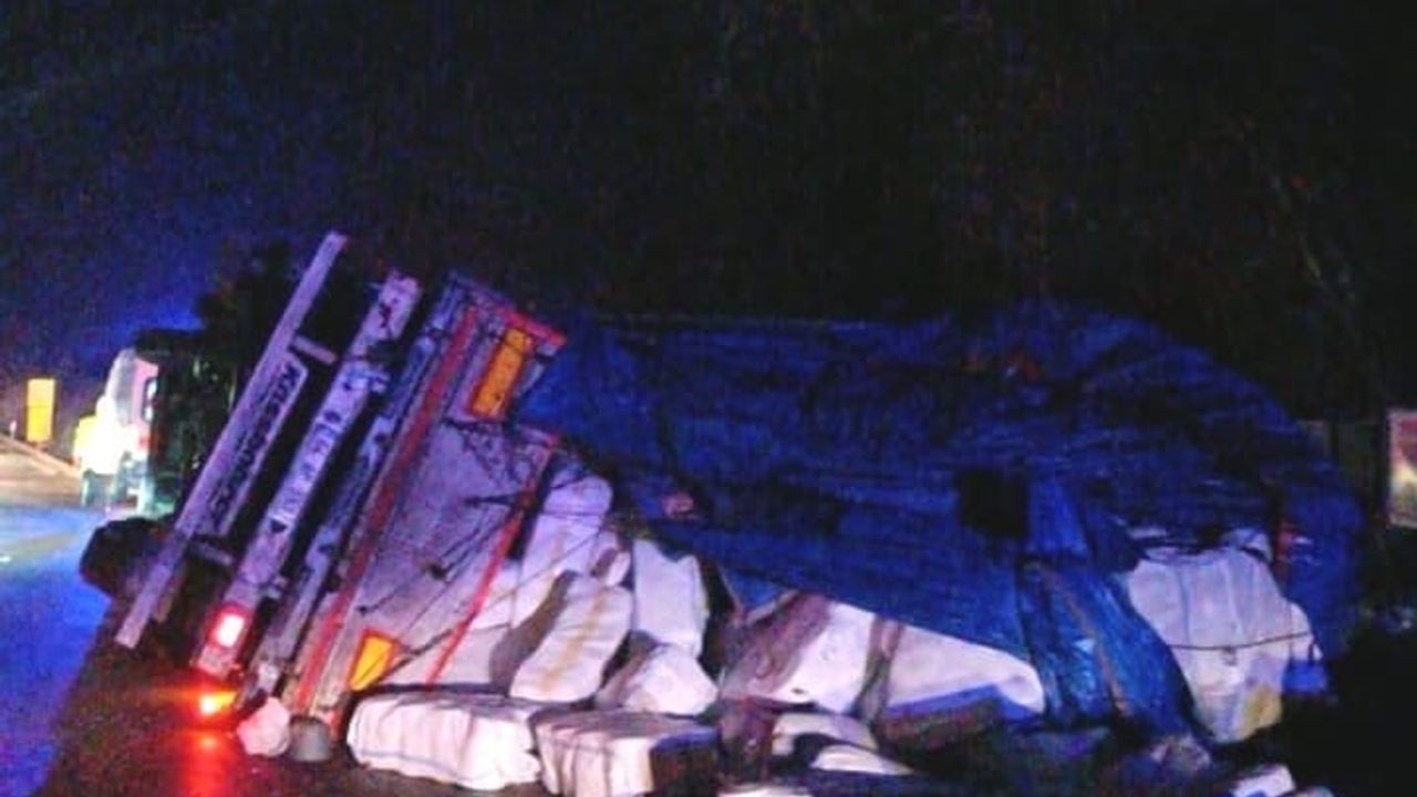 İnegöl'de İplik Yüklü Tır Devrildi: Sürücü Yaralandı