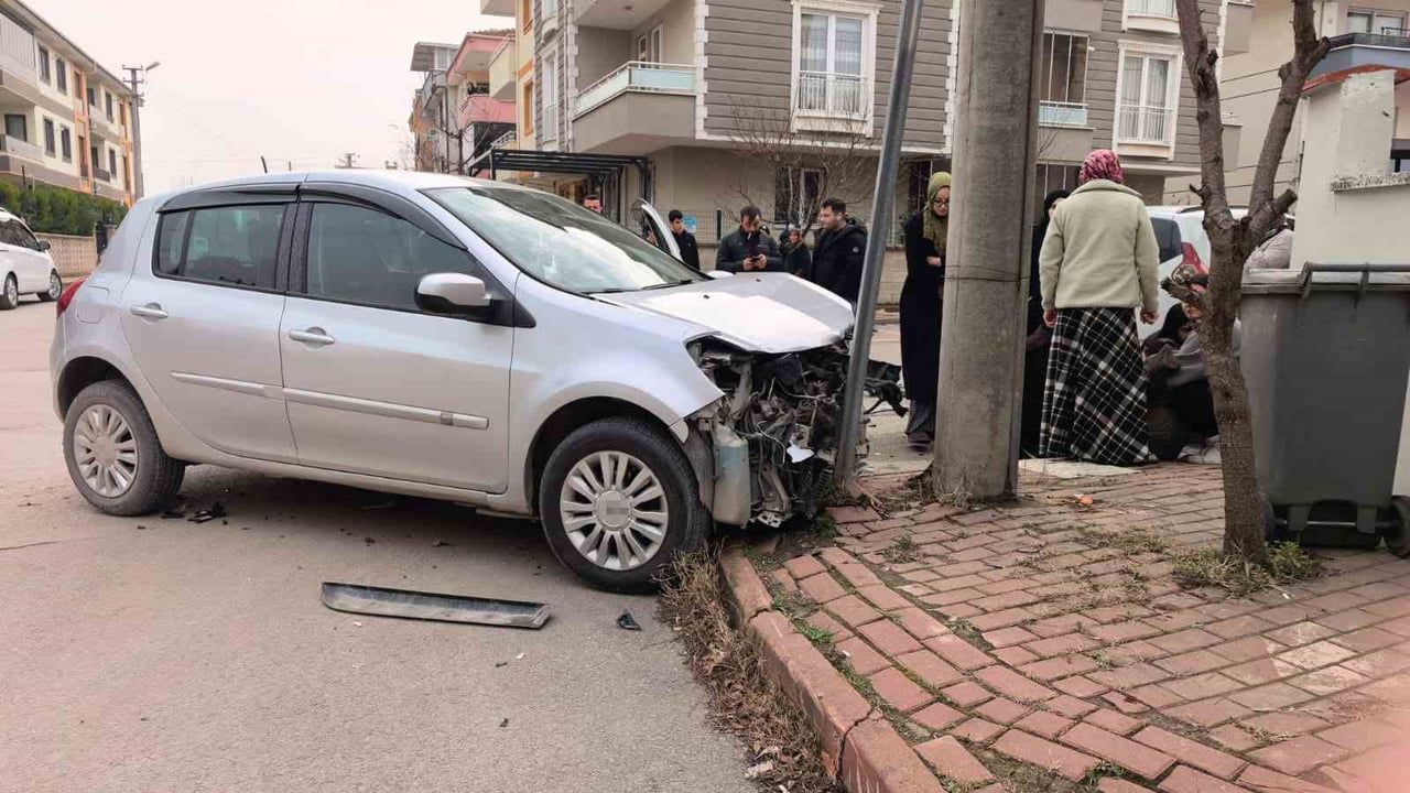 İnegöl'de Karne Günü Kazası: 2 Kişi Yaralandı