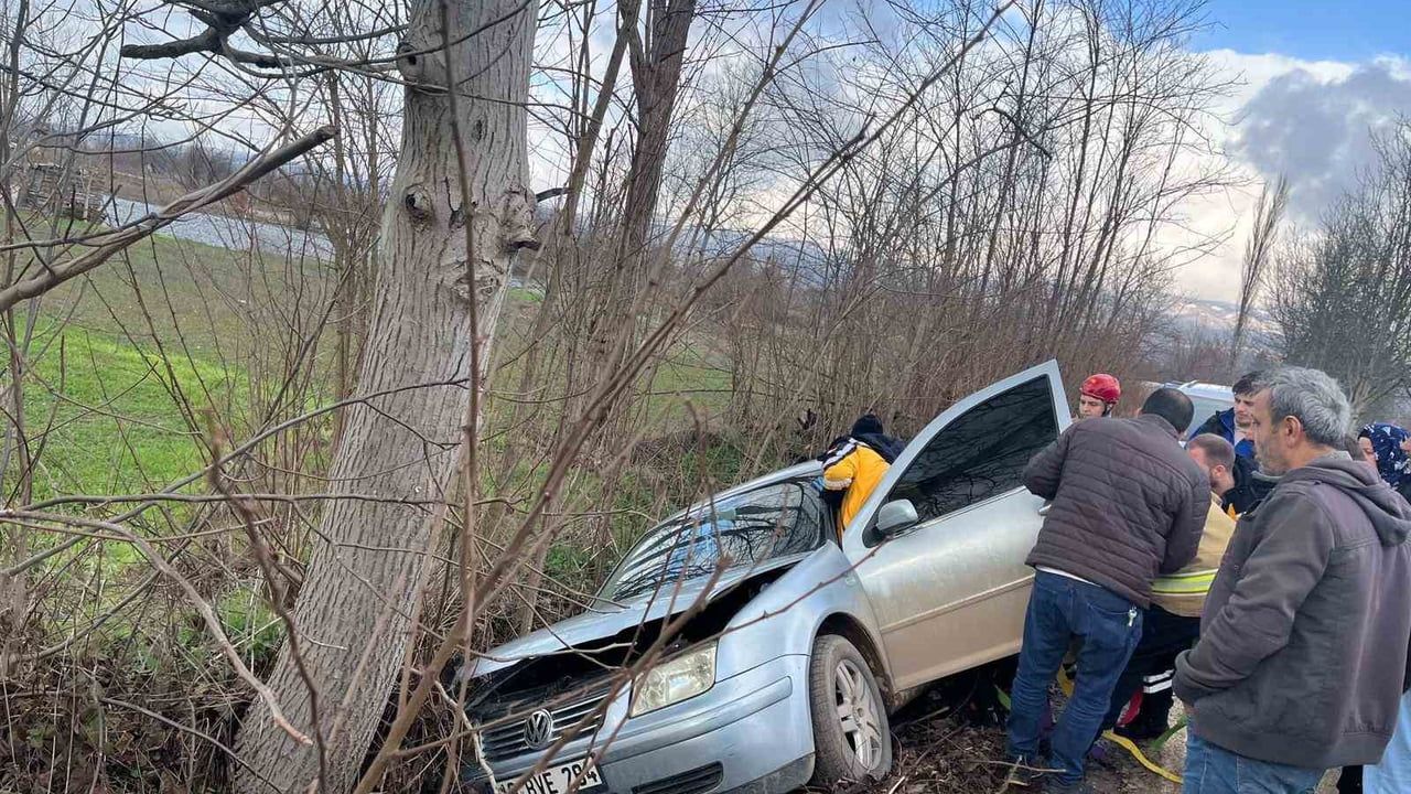 İnegöl'de Kontrolden Çıkan Otomobil Ağaca Çarptı: 1 Yaralı