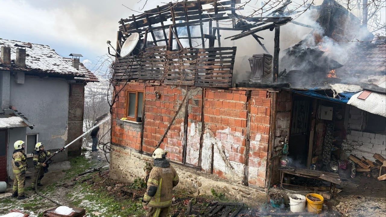 İnegöl’de Korkutan Yangın: Konurlar Mahallesi'ndeki Tek Katlı Ev Kül Oldu