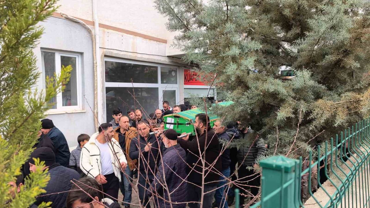 İnegöl'de Talaş Yüklü Tır Kazası: Sürücü Emrah Aydın Hayatını Kaybetti