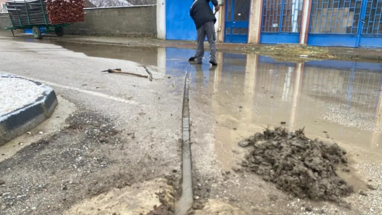 İnönü Belediyesi tıkalı yağmur suyu giderlerini temizliyor