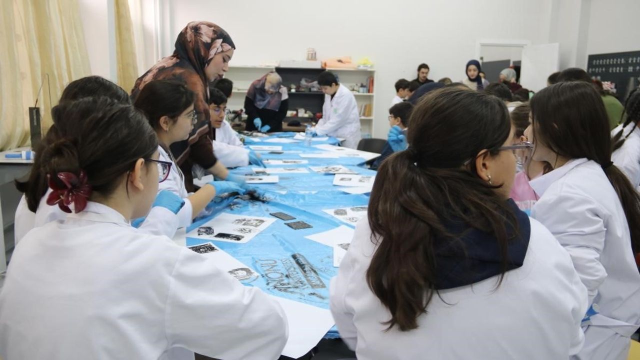 İnönü Üniversitesi'nde Çocuklar 'Özgün Baskı Resim Atölyesi'nde Yaratıcılıklarını Sergiledi