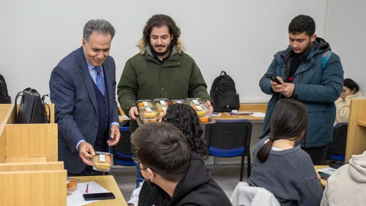 İnönü Üniversitesi'nde Final Haftasında Meyve İkramı