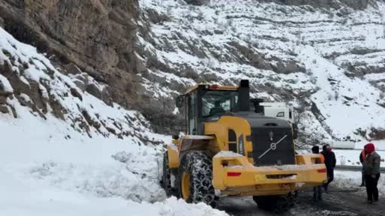 İpek Yolu'nda TIR Kuyruğu: Hakkari-Şırnak Karayolunda Yüzlerce TIR Mahsur