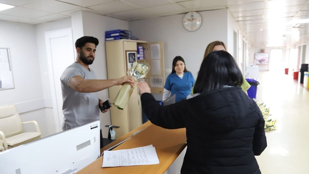 İptal Edilen Nergis Festivali: Bayındır Belediyesi Nergisleri Hastanede Dağıttı