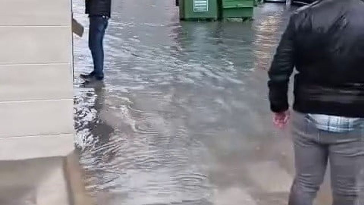 İskenderun Ayakkabıcılar Çarşısı Yağmurda Sular Altında Kaldı