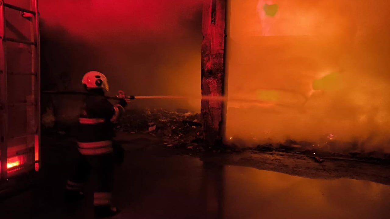 İskenderun'da metruk bina yangını kontrol altına alındı