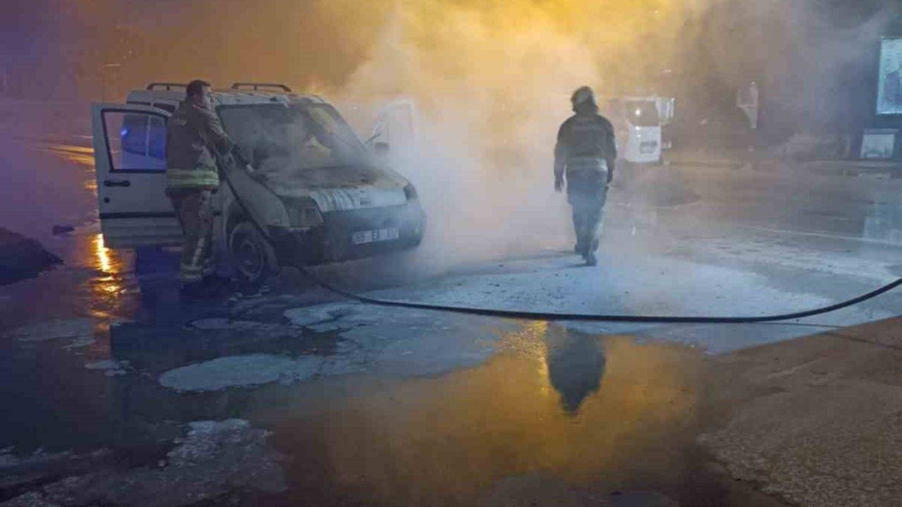 İskenderun’da Seyir Halindeki Araç Motorunda Yangın — İtfaiye Müdahalesi