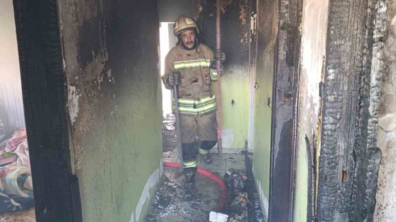 İskenderun'da Yangın: 3. Kattaki Daire Yanarak Kullanılamaz Hale Geldi, Bir Kişi Kurtarıldı