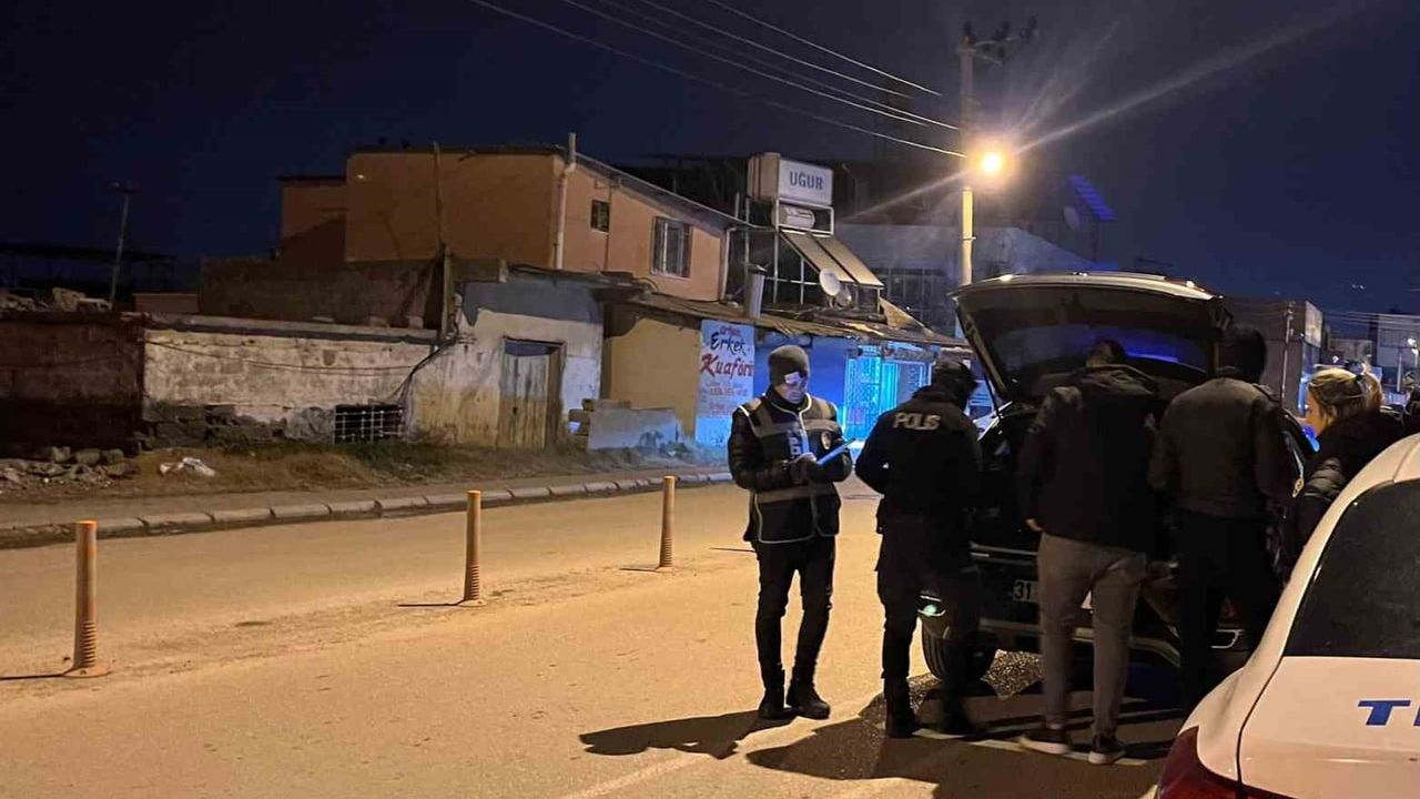 İskenderun Polisi Soğuk Havada Gece Uygulamasıyla Asayişi Sağlıyor