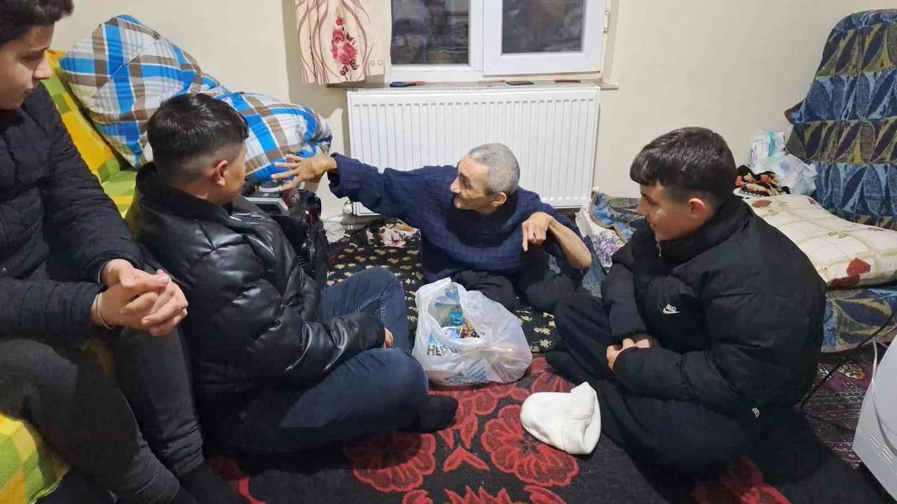 İskilip'te 82 yaşındaki anne 61 yıldır engelli oğluna 'bebek' gibi bakıyor