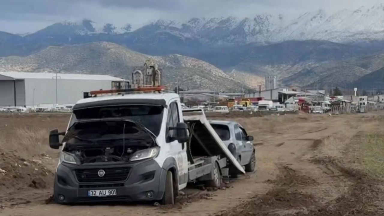 Isparta'da 3 çekici çamura saplandı: Kurtarma yaklaşık 3 saat sürdü