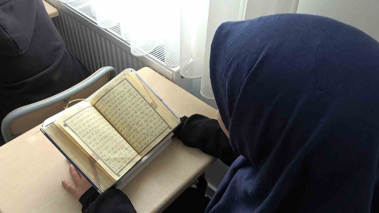 Isparta'da 5 Hafız Genç Kız Coşkuyla Karşılandı