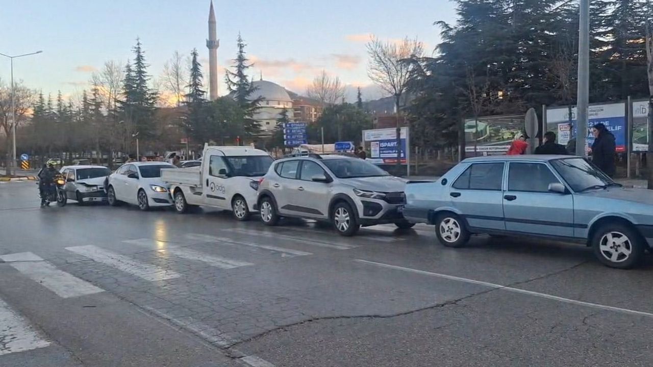 Isparta'da 7 Araçlı Zincirleme Kaza: Gökkubbe Altında Maddi Hasar