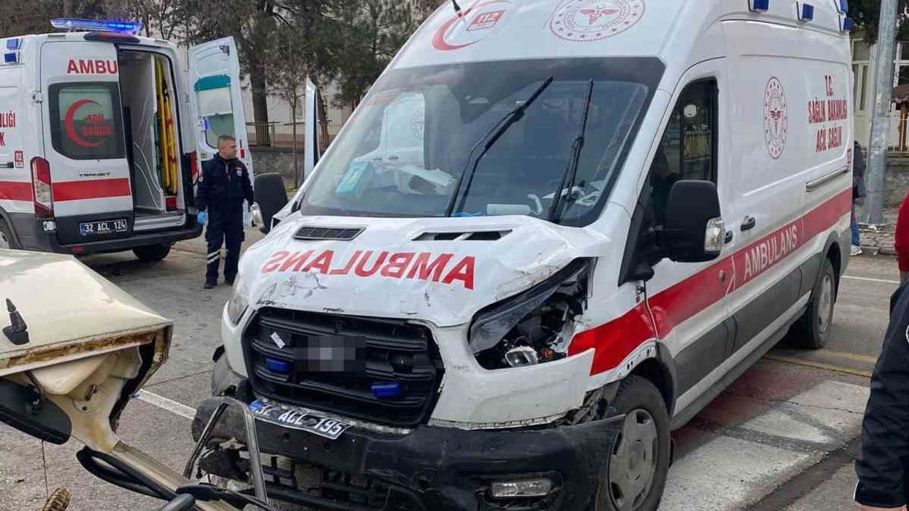 Isparta'da Ambulansla Çarpışma: Otomobil Hurdaya Döndü, 2 Yaralı