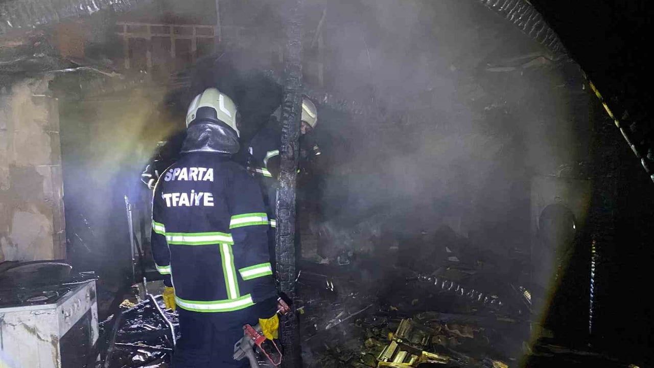 Isparta'da bacadan çıkan yangın evi kullanılamaz hale getirdi