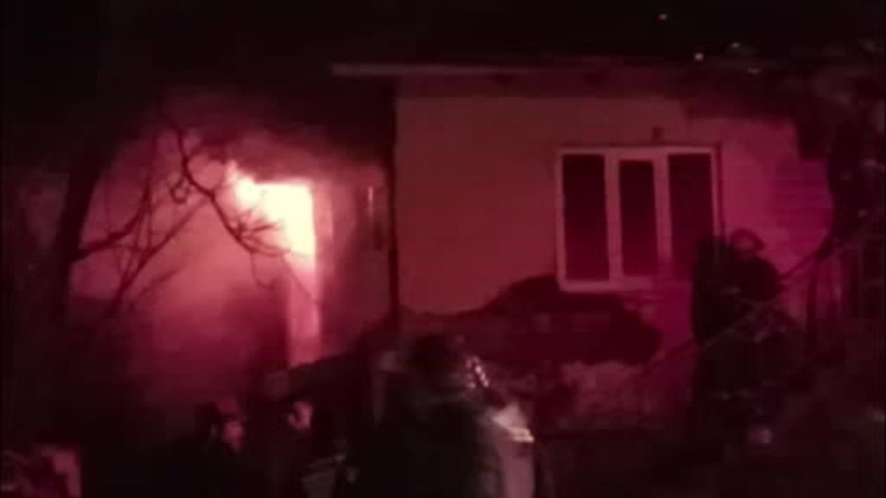 Isparta'da Çatı Yangını: Şarkikaraağaç'ta 2 Katlı Ev Küle Döndü