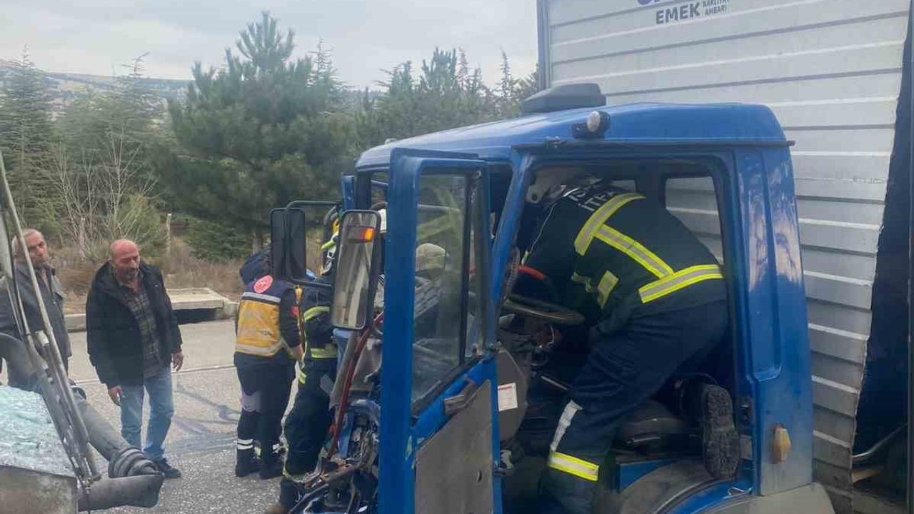 Isparta'da Kamyonet ile Mikser Çarpıştı: 1 Kişi Sıkıştı, Kurtarıldı