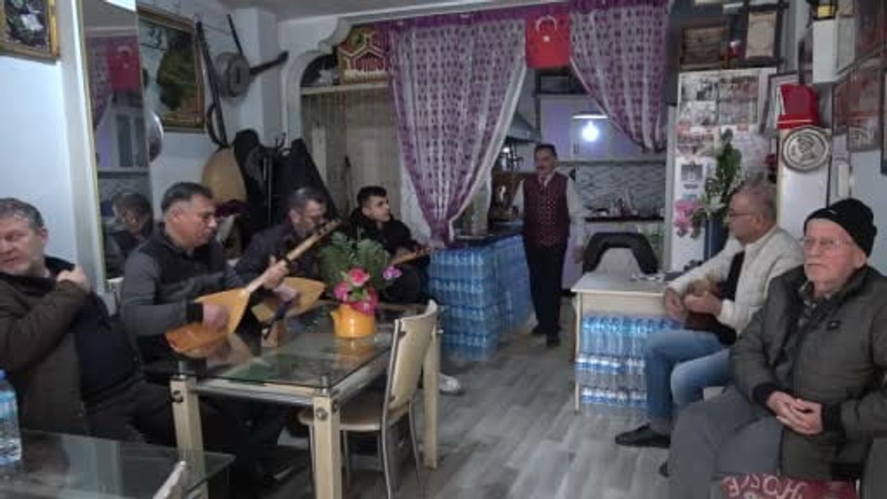 Isparta'da 'Moral İstasyonu': Ramazan Akden'in Türküyle Demlenen Çay Ocağı