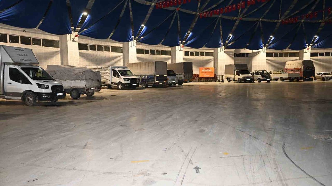 Isparta'da Soğuklara Karşı Gökkubbe Fuar Alanı Pazarcılara Açıldı