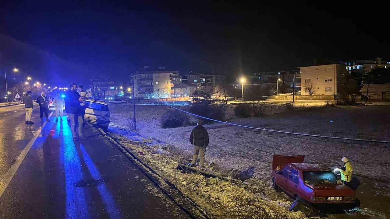 Isparta Şarkikaraağaç'ta Trafik Kazası: 3 Yaralı
