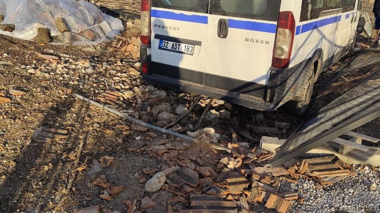 Isparta Yalvaç'ta Kontrolden Çıkan Hafif Ticari Ar…