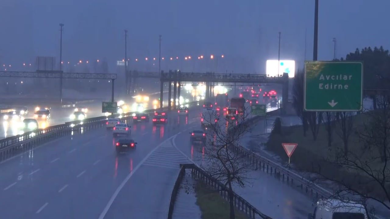 İstanbul Bağcılar'da Kar Yağışı Etkili Oldu