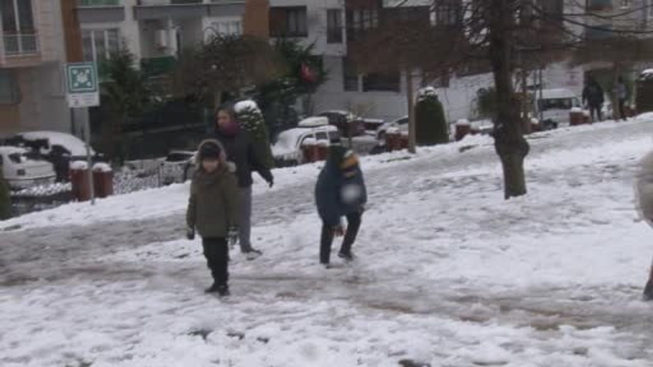İstanbul beyaza büründü: Çocuklar karın tadını çıkardı