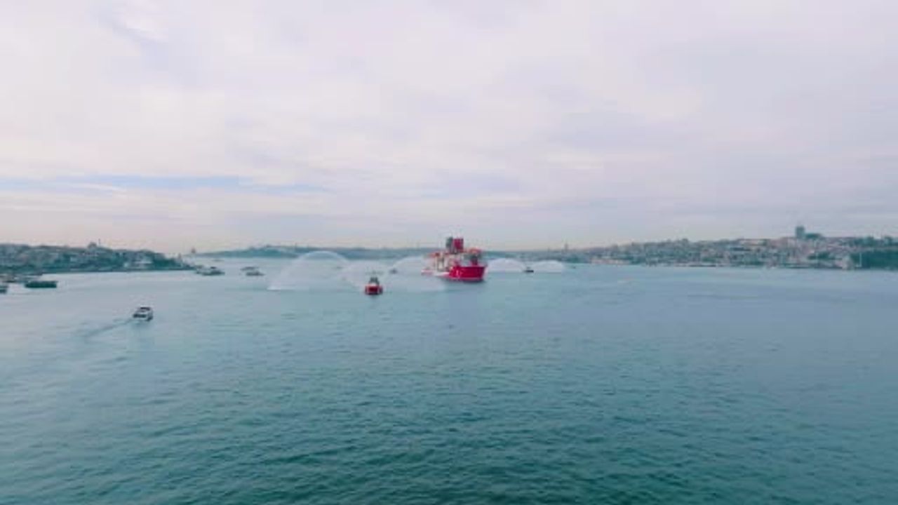 İstanbul Boğazı'na Yaklaşan 'Yıldırım' Havadan Görüntülendi