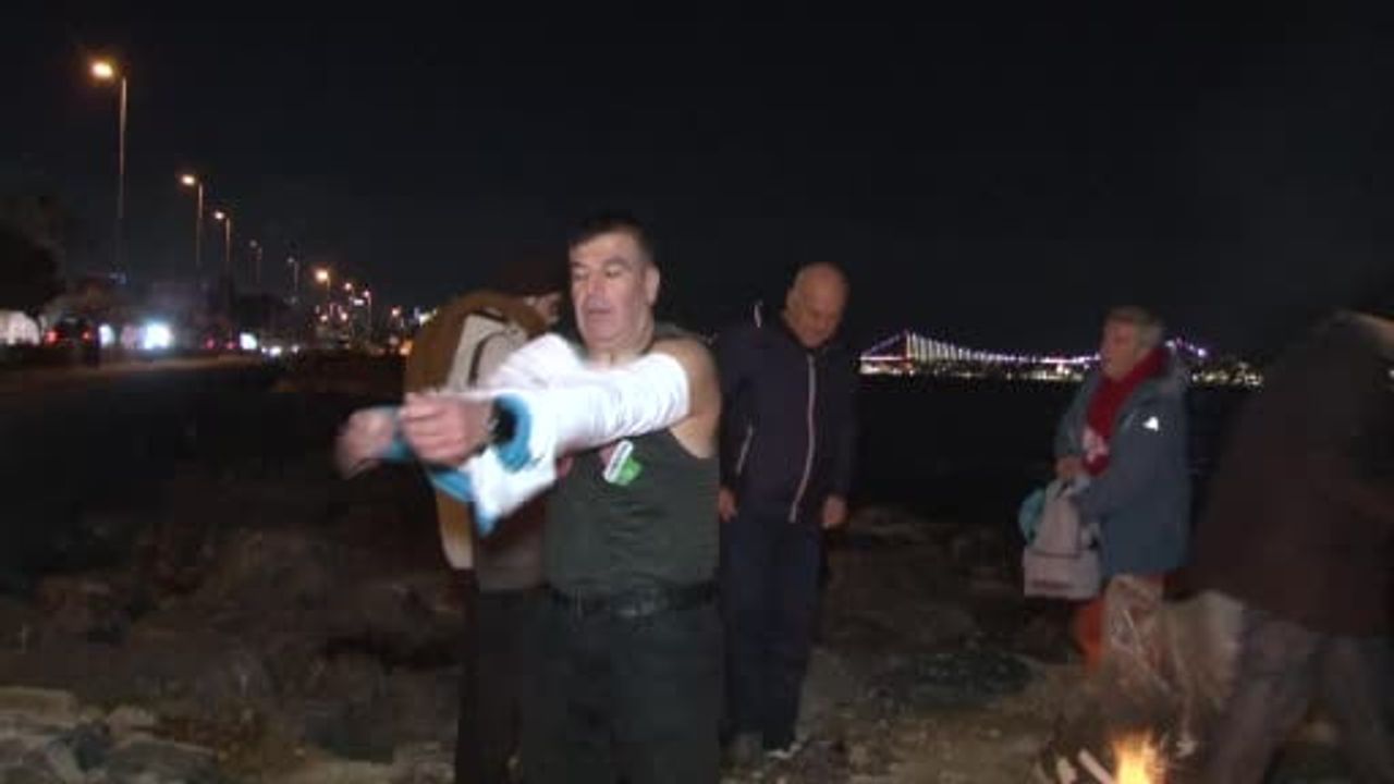 İstanbul Boğazı'nda Sarayburnu Fatihleri 2026'yı Soğuk Suda Karşıladı