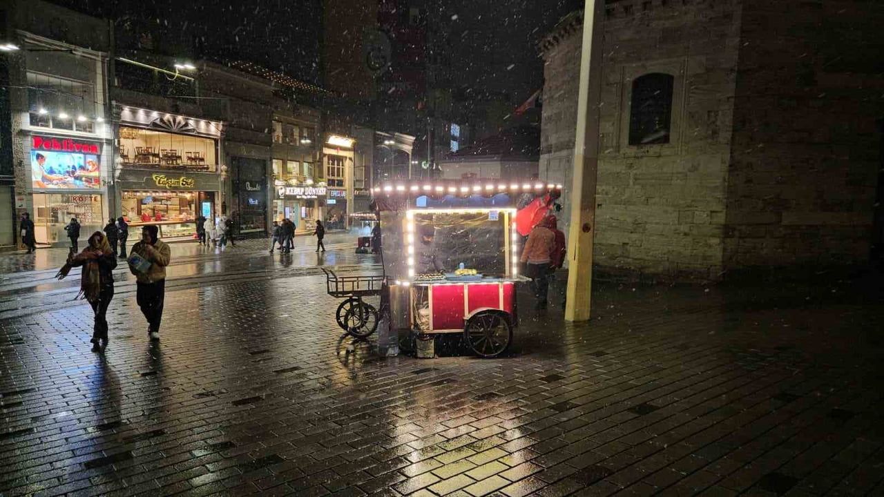 İstanbul'da Beklenen Kar Gece Saatlerinde Etkili Oldu