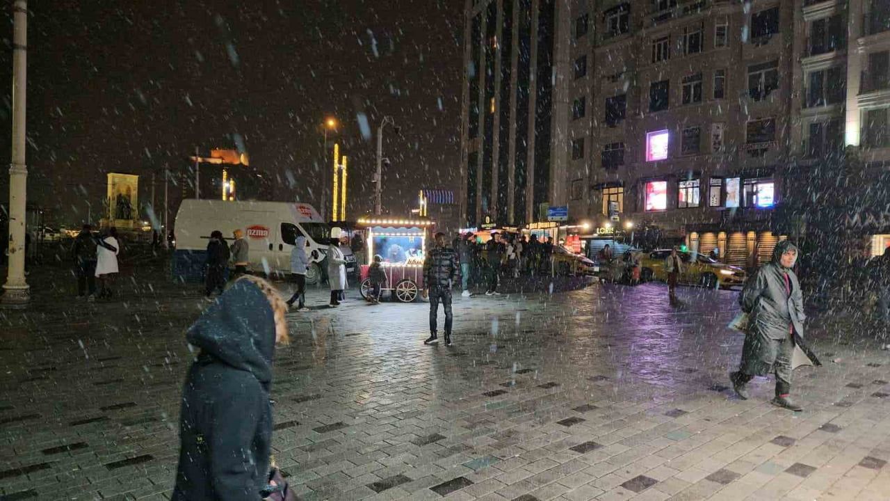İstanbul'da Gece Boyu Kar: Taksim'de Kartpostallık Görüntüler