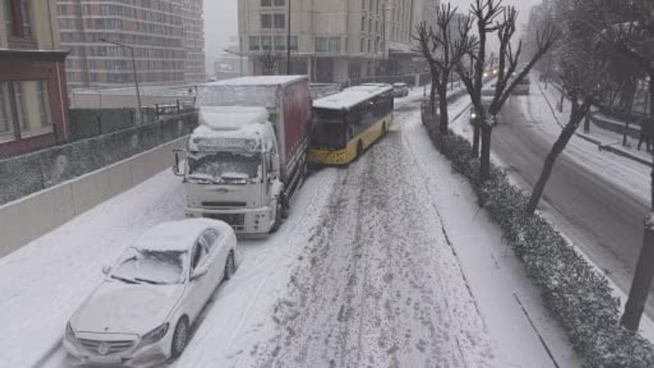 İstanbul'da İETT Otobüsü Karlı Yolda Park Halindeki Kamyona Çarptı