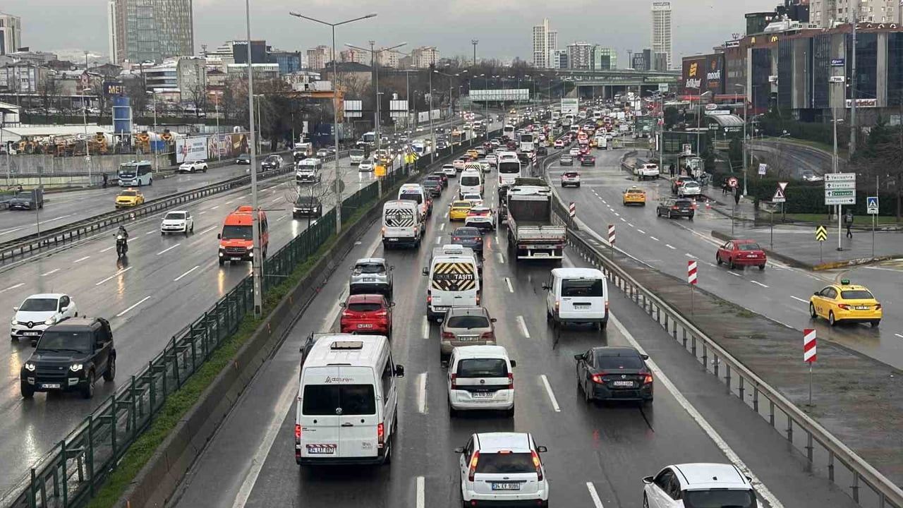 İstanbul'da Kar: Anadolu Yakası'nda Trafik Yoğunluğu Yüzde 60