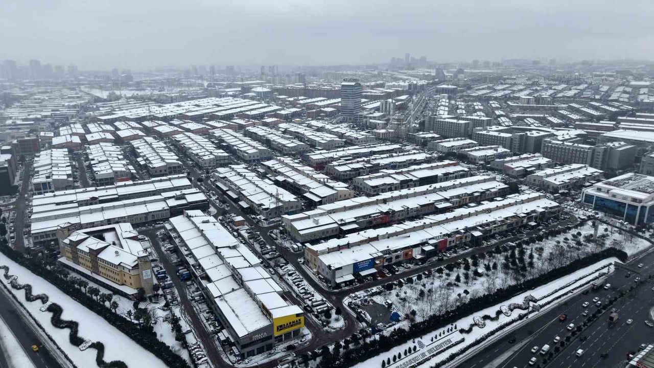 İstanbul'da Kar Manzaraları: Bağcılar ve Başakşehir Beyaza Büründü