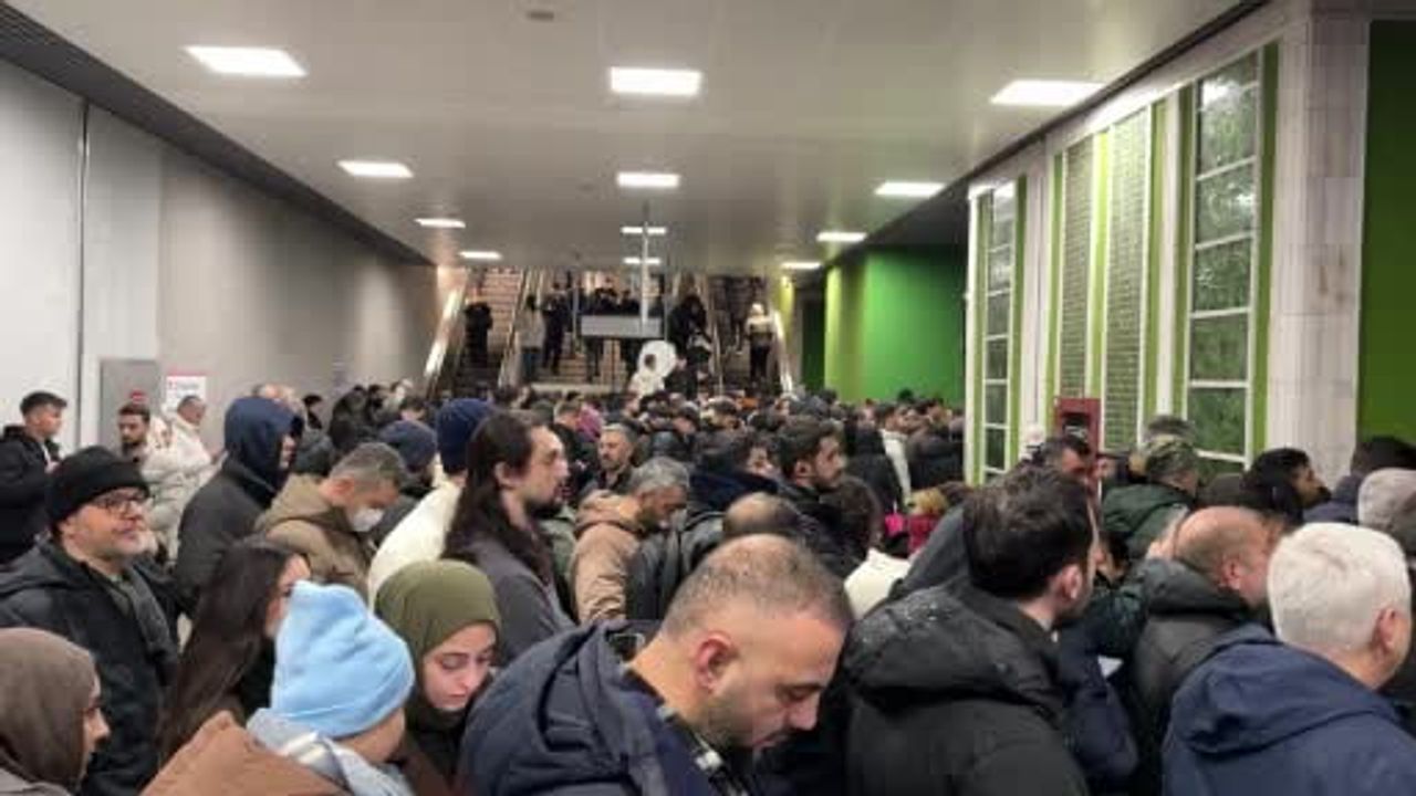 İstanbul'da Kar Ulaşımı Aksattı: Mahmutbey Metrosunda Yoğunluk