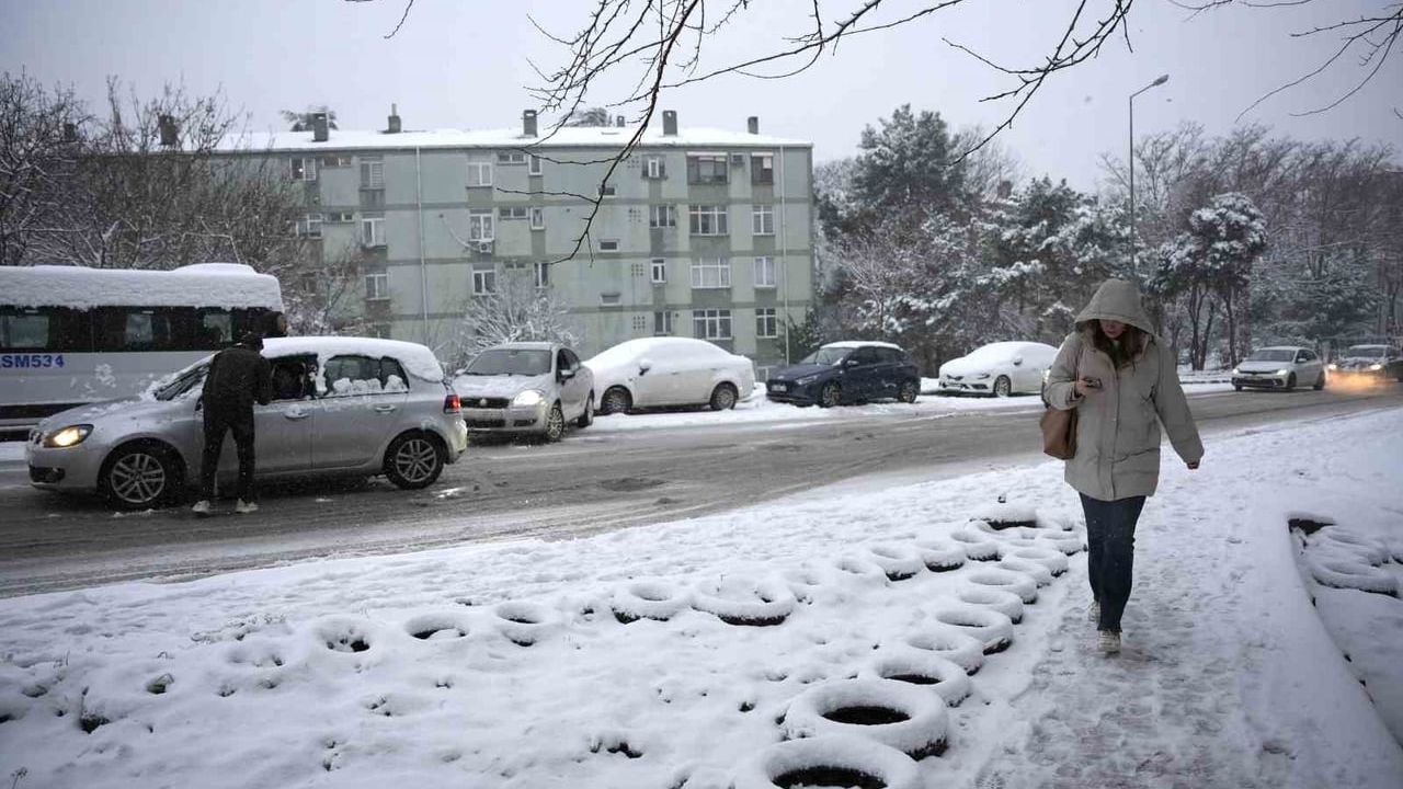 İstanbul'da Kar Yağışı Sürüyor: Kağıthane, Taksim, Cevizlibağ Etkili
