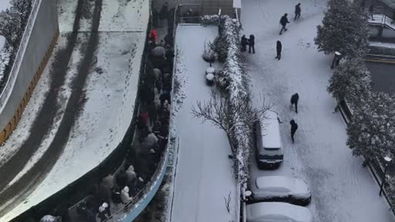 İstanbul'da Karla İmtihan: Karlı Yollarda Vatandaşların Zor Anları