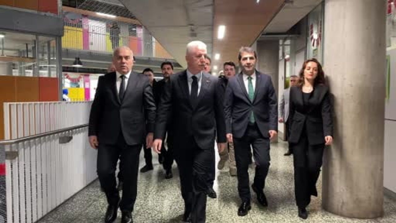 İstanbul’da Karne Heyecanı: Vali Davut Gül Yavuz Selim Ortaokulu’nda Karneleri Dağıttı