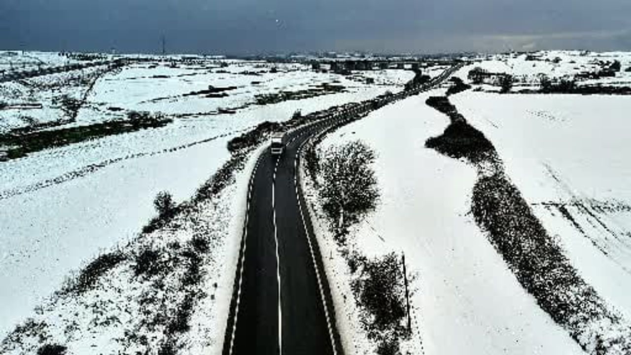 İstanbul'da Kartpostallık Kış: Arnavutköy Yassıören Beyaza Büründü