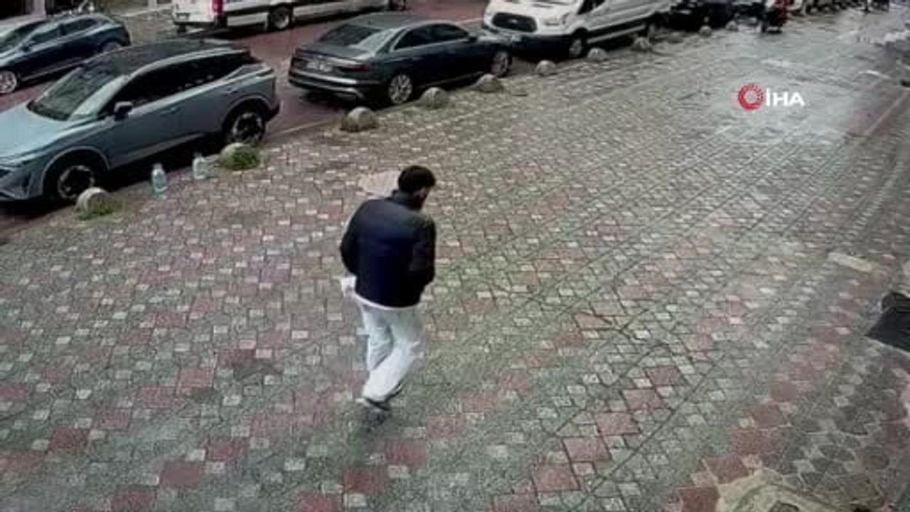 İstanbul'da Lodos: Bayrampaşa'da Ağaç Devrildi, Zeytinburnu'nda Saksı Düştü