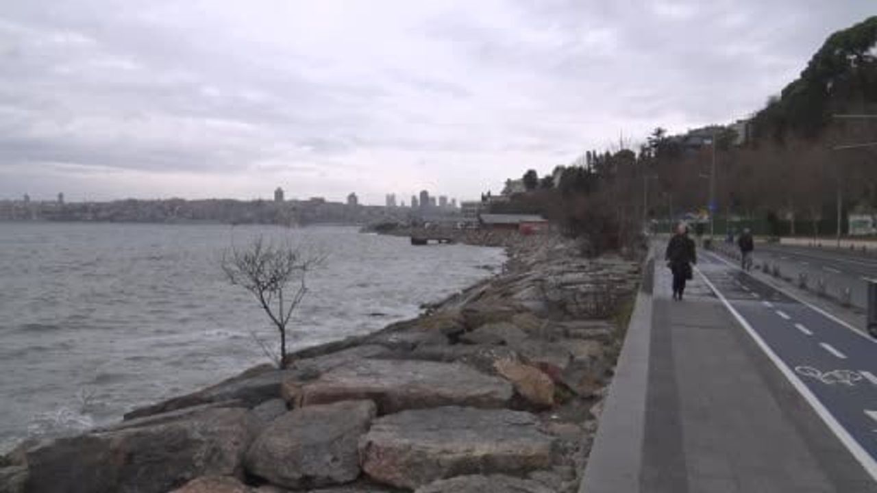 İstanbul'da Lodos: Dev Dalgalar ve Deniz Ulaşımında Aksamalar