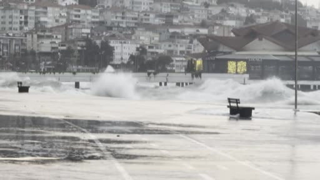 İstanbul'da Lodos Etkili — Büyükçekmece'de Dev Dalgalar