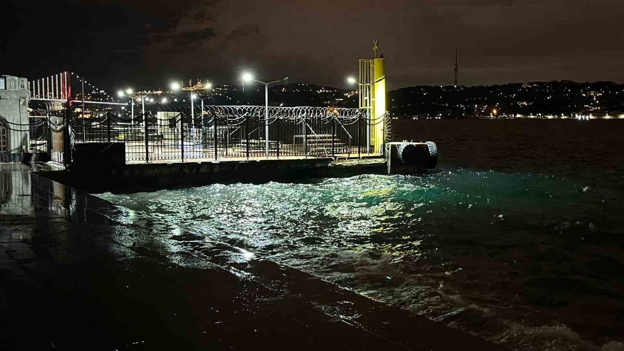 İstanbul'da Lodos Etkisi: Beşiktaş Sahilinde Yüksek Dalgalar