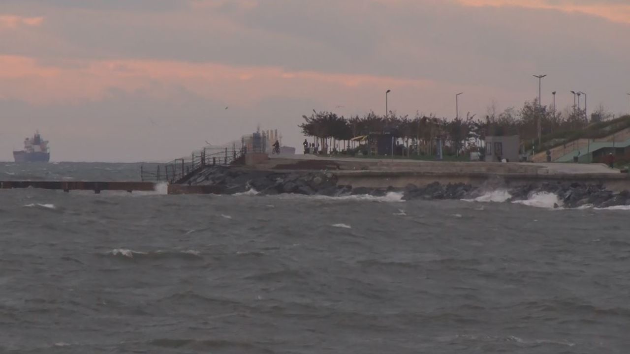 İstanbul'da Lodos Etkisi: Fatih ve Zeytinburnu'da Dev Dalgalar