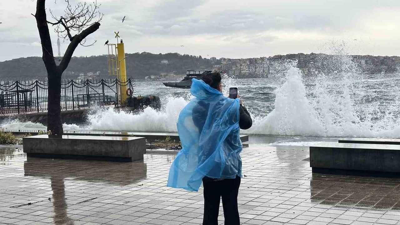 İstanbul'da Lodos Etkisiyle Dev Dalgalar