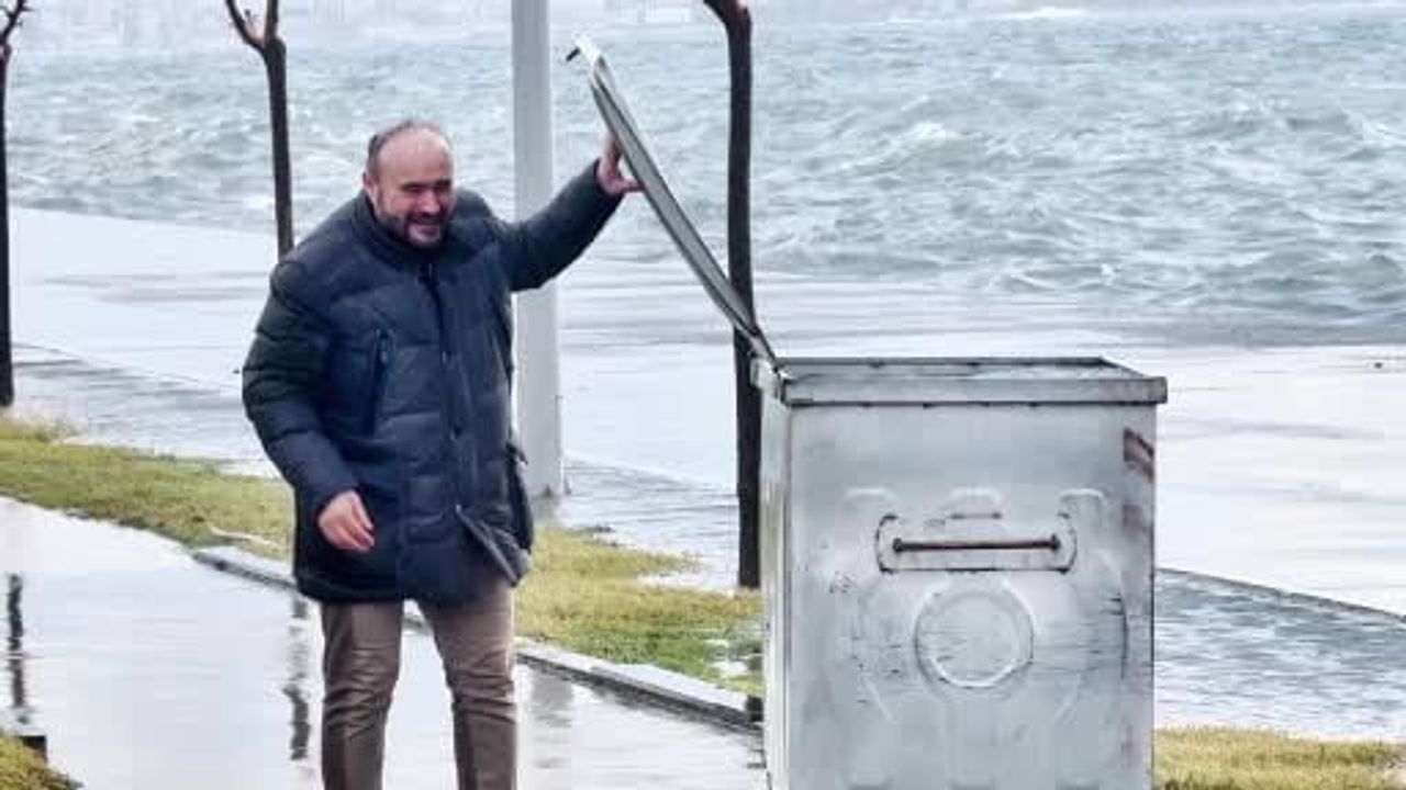 İstanbul'da Lodos: Yenikapı'da Dev Dalgalar Sahili Kapladı