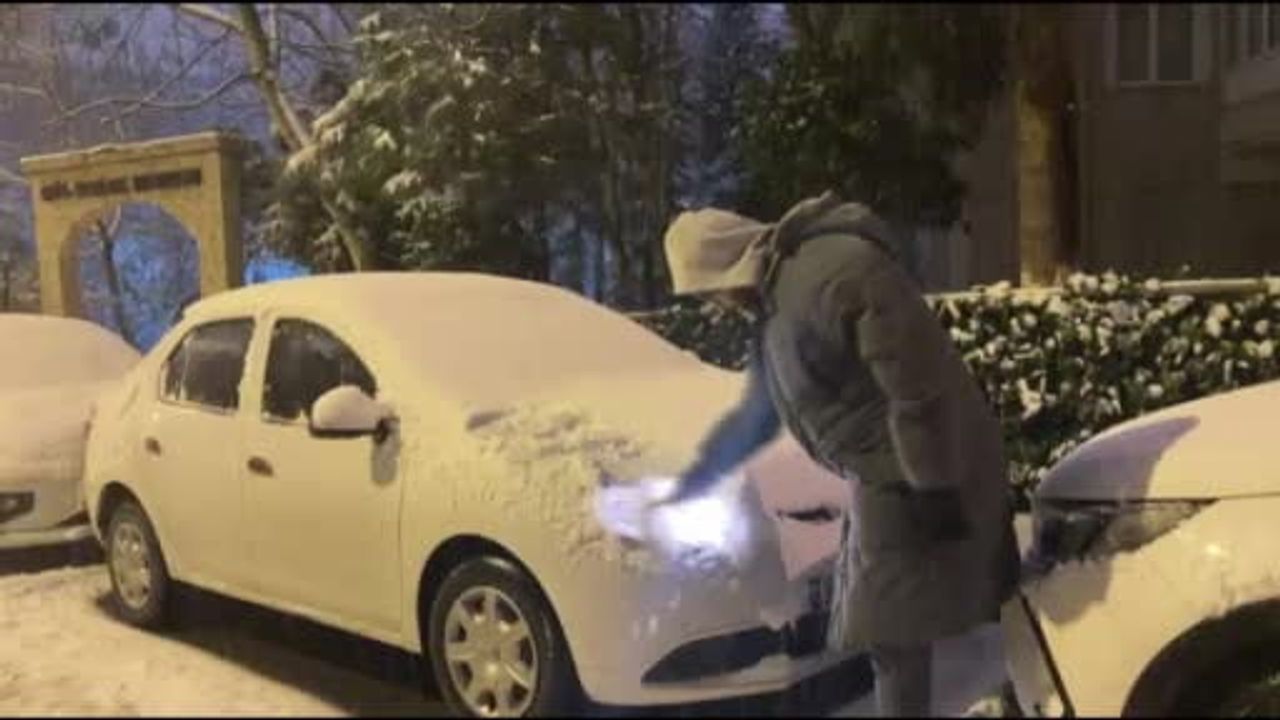 İstanbul'da Sabah Kar Alarmı: İşe Gidenler Zorlandı