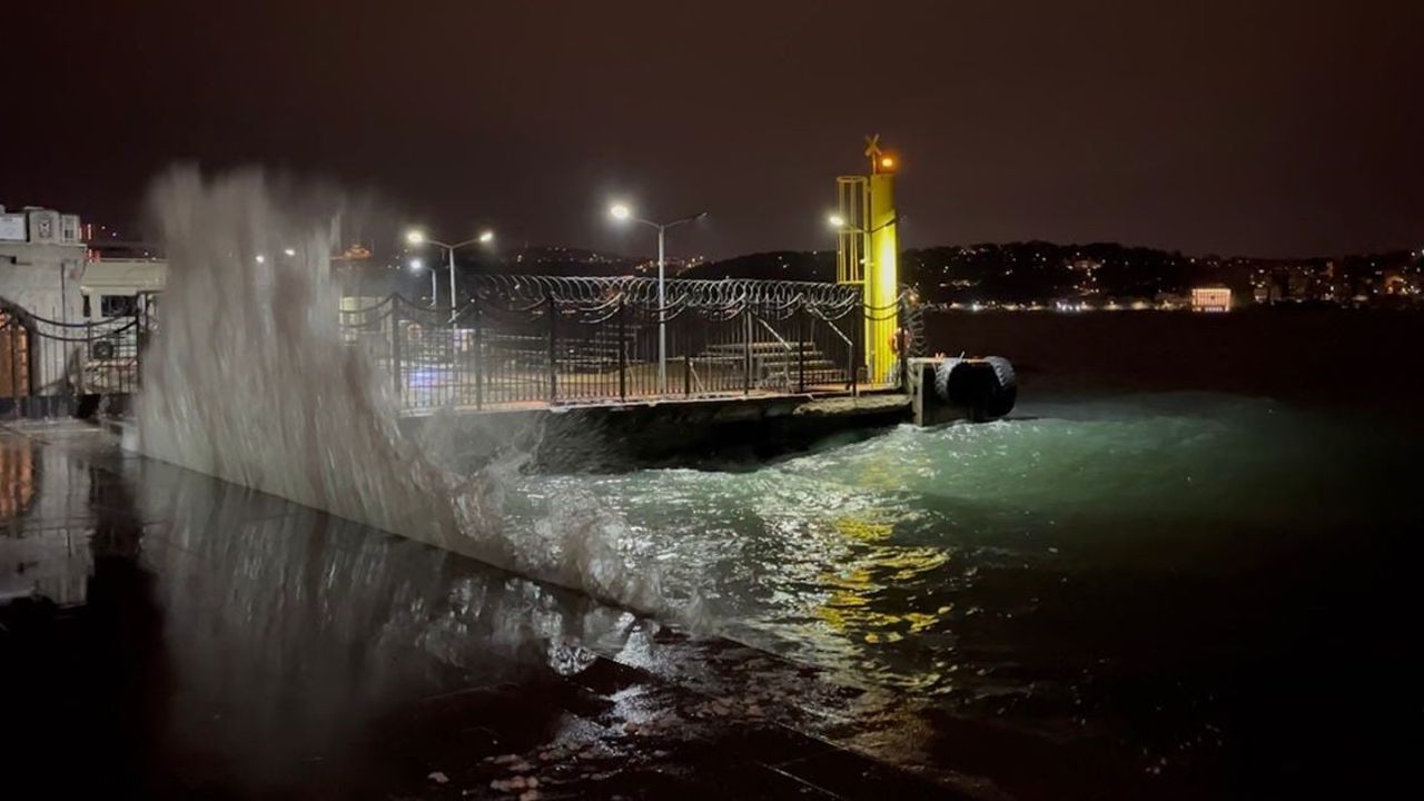 İstanbul'da Sabah Rüzgarı Beşiktaş'ta Yüksek Dalgalar Oluşturdu